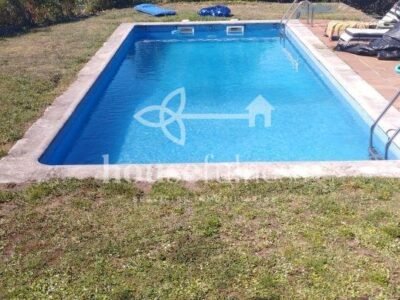 Vivienda unifamiliar con piscina en la playa de Doniños .