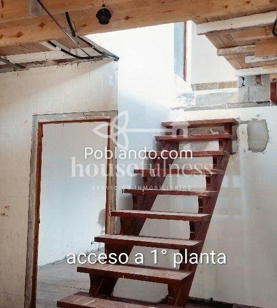 Vivienda unifamiliar con piscina en la playa de Doniños .