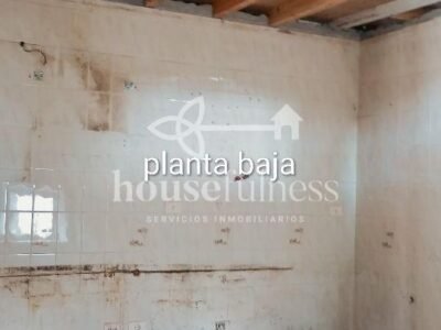 Vivienda unifamiliar con piscina en la playa de Doniños .