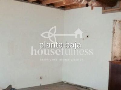 Vivienda unifamiliar con piscina en la playa de Doniños .