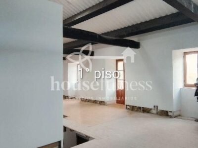 Vivienda unifamiliar con piscina en la playa de Doniños .