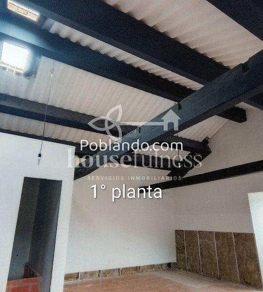 Vivienda unifamiliar con piscina en la playa de Doniños .