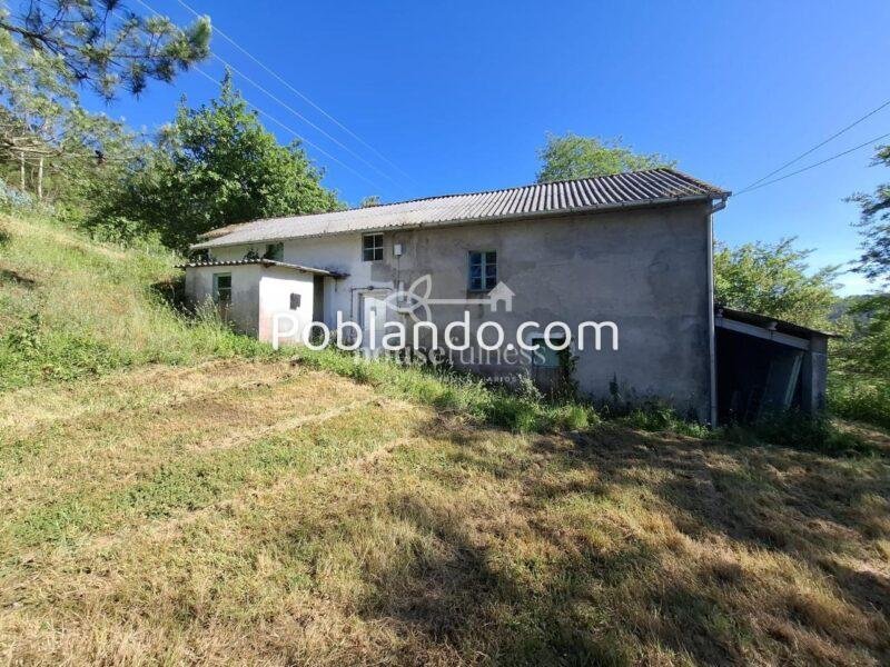 Casa de piedra parcialmente reformada en Moeche