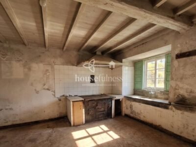 Casa de piedra parcialmente reformada en Moeche