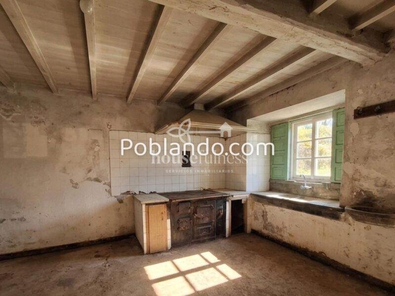 Casa de piedra parcialmente reformada en Moeche