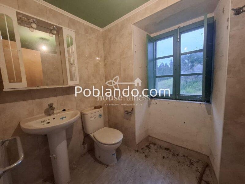 Casa de piedra parcialmente reformada en Moeche