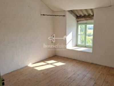 Casa de piedra parcialmente reformada en Moeche