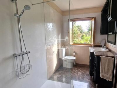 Dos viviendas independientes, amplitud y luz en una exclusiva finca de Narón