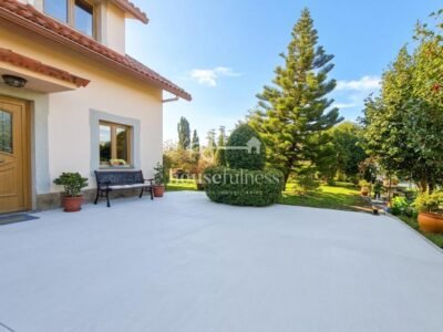 Dos viviendas independientes, amplitud y luz en una exclusiva finca de Narón