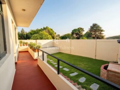 Edificio con restaurante en funcionamiento, vivienda independiente y bodega con potencial