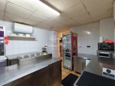 Edificio con restaurante en funcionamiento, vivienda independiente y bodega con potencial