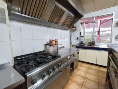 Edificio con restaurante en funcionamiento, vivienda independiente y bodega con potencial