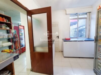 Edificio con restaurante en funcionamiento, vivienda independiente y bodega con potencial