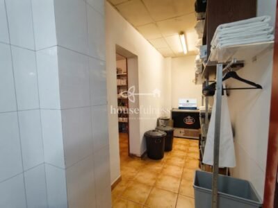 Edificio con restaurante en funcionamiento, vivienda independiente y bodega con potencial