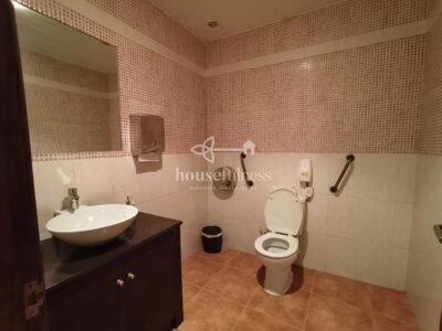 Edificio con restaurante en funcionamiento, vivienda independiente y bodega con potencial