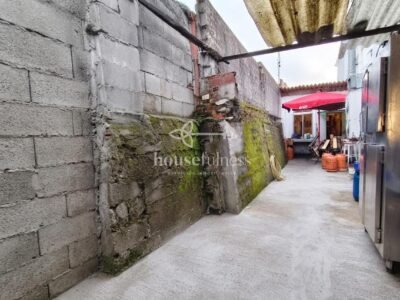 Edificio con restaurante en funcionamiento, vivienda independiente y bodega con potencial