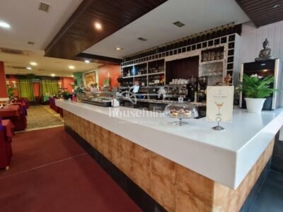 Edificio con restaurante en funcionamiento, vivienda independiente y bodega con potencial