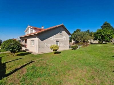 CHALET CON DOS VIVIENDAS INDEPENDIENTES, JARDÍN Y VISTAS AL MAR EN FENE