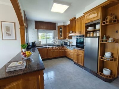 CHALET CON DOS VIVIENDAS INDEPENDIENTES, JARDÍN Y VISTAS AL MAR EN FENE