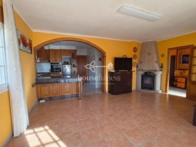 CHALET CON DOS VIVIENDAS INDEPENDIENTES, JARDÍN Y VISTAS AL MAR EN FENE