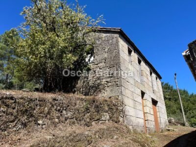 SE VENDE EN PONTE MANDRAS - CEA (OURENSE). Piedra, naturaleza y un enorme potencial para crear algo único.