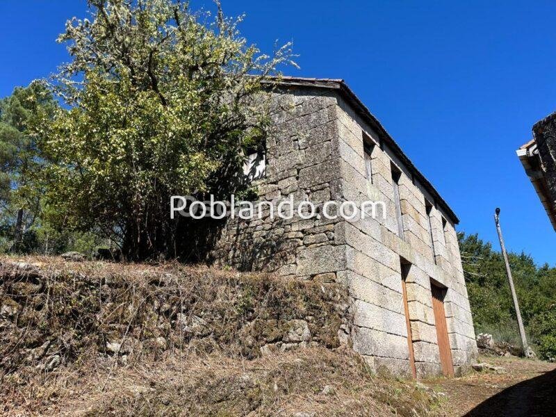 SE VENDE EN PONTE MANDRAS - CEA (OURENSE). Piedra, naturaleza y un enorme potencial para crear algo único.
