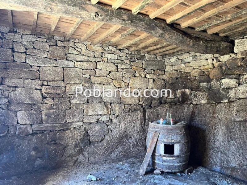 SE VENDE EN PONTE MANDRAS - CEA (OURENSE). Piedra, naturaleza y un enorme potencial para crear algo único.