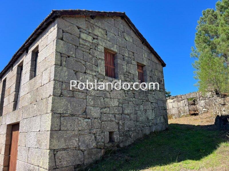SE VENDE EN PONTE MANDRAS - CEA (OURENSE). Piedra, naturaleza y un enorme potencial para crear algo único.