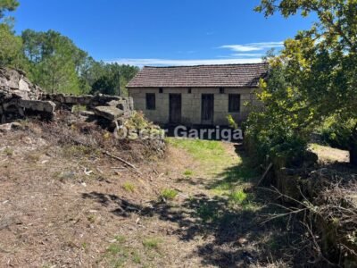 SE VENDE EN PONTE MANDRAS - CEA (OURENSE). Piedra, naturaleza y un enorme potencial para crear algo único.