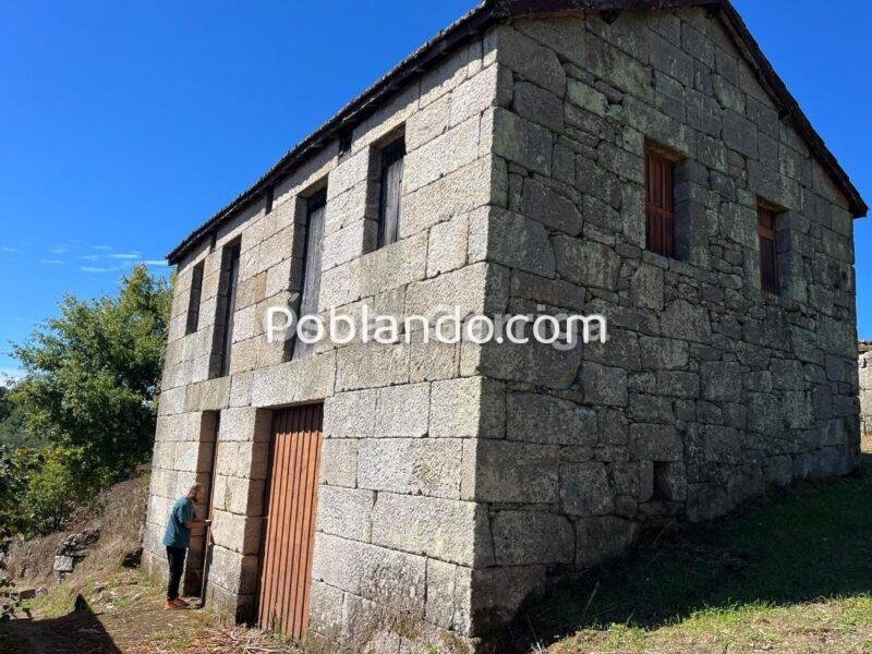 SE VENDE EN PONTE MANDRAS - CEA (OURENSE). Piedra, naturaleza y un enorme potencial para crear algo único.