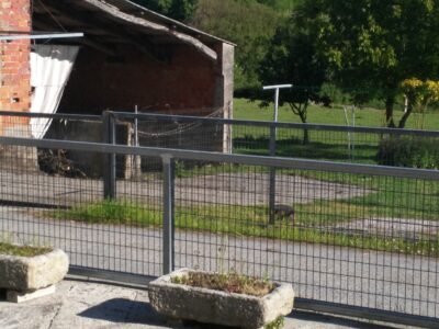 Casa de piedra con finca cerrada