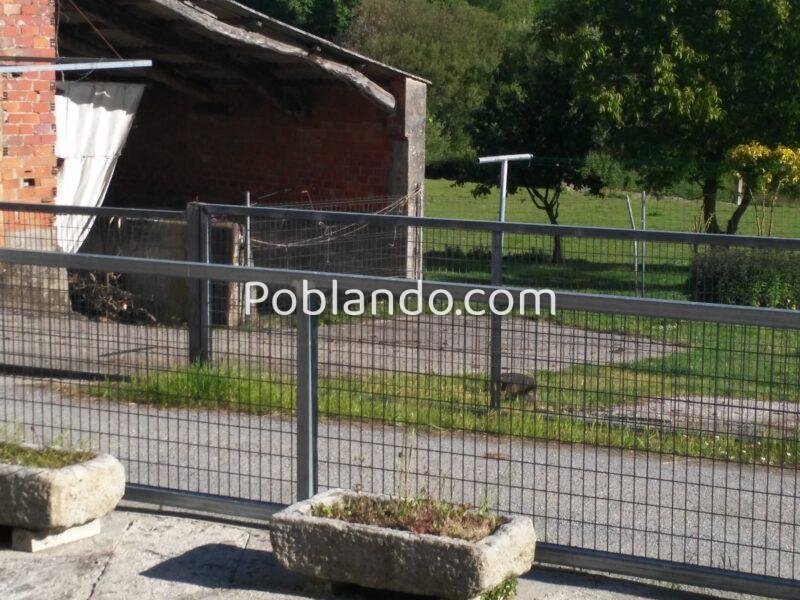 Casa de piedra con finca cerrada
