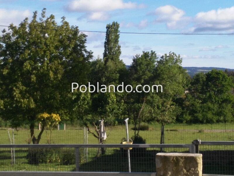 Casa de piedra con finca cerrada