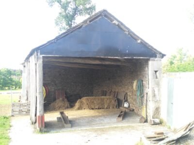 Casa de piedra con finca cerrada