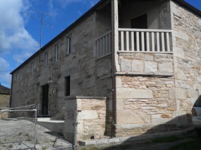 Casa de piedra con finca cerrada