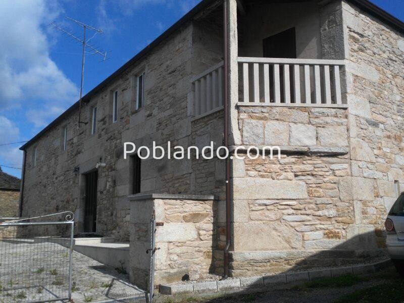 Casa de piedra con finca cerrada
