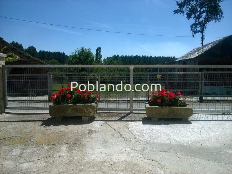 Casa de piedra con finca cerrada