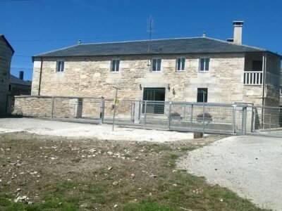 Casa de piedra con finca cerrada