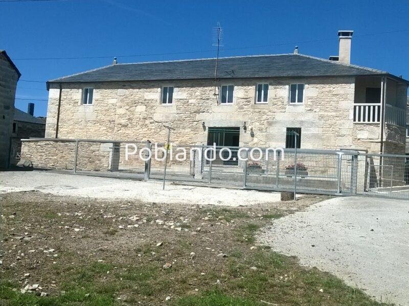 Casa de piedra con finca cerrada