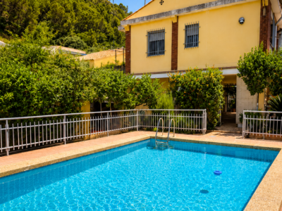 Dos casas con piscina una finca de 274 m² construidos, en el Valle de Aguas Vivas. Alzira, Valencia.