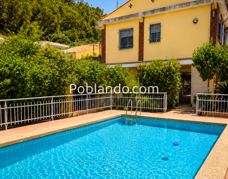 Dos casas con piscina una finca de 274 m² construidos, en el Valle de Aguas Vivas. Alzira, Valencia.