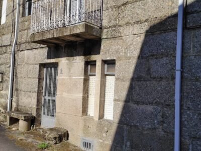 Casa de piedra del pais para restaurar interiormente