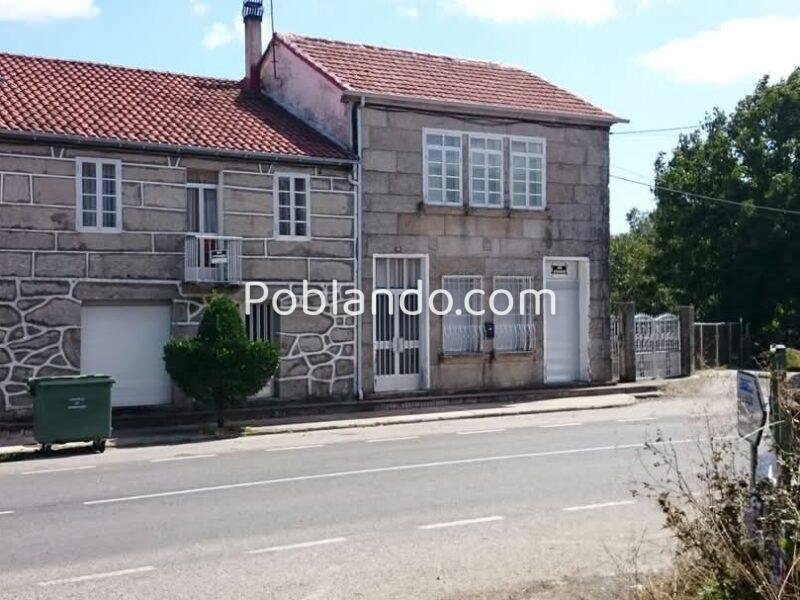 Gran casa de piedra tradicional gallega en el sur de Lugo, muy cerca de Ourense. En plena Ribeira Sacra.