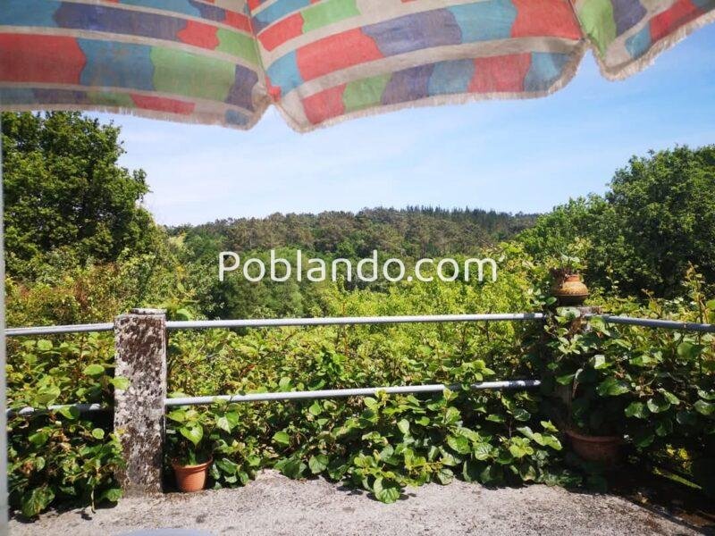Gran casa de piedra tradicional gallega en el sur de Lugo, muy cerca de Ourense. En plena Ribeira Sacra.