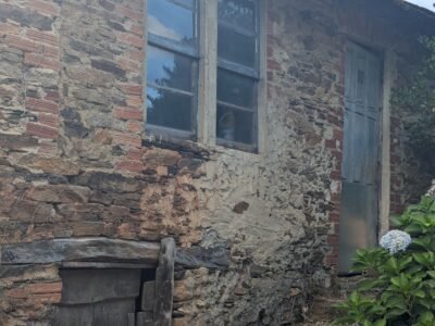 Vendo casa a reformar viene con una cabarca de piedra en ruinas y dos terrenos de unos 3000 metros tiene luz agua y un pozo de agua todo a reformar o esta habitable