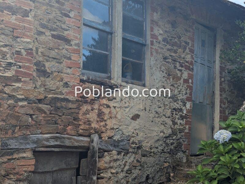 Vendo casa a reformar viene con una cabarca de piedra en ruinas y dos terrenos de unos 3000 metros tiene luz agua y un pozo de agua todo a reformar o esta habitable