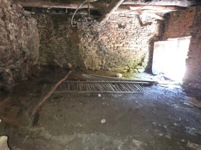 Vendo casa a reformar viene con una cabarca de piedra en ruinas y dos terrenos de unos 3000 metros tiene luz agua y un pozo de agua todo a reformar o esta habitable