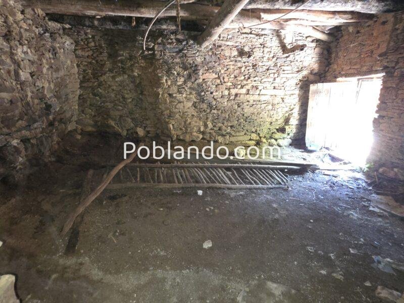 Vendo casa a reformar viene con una cabarca de piedra en ruinas y dos terrenos de unos 3000 metros tiene luz agua y un pozo de agua todo a reformar o esta habitable