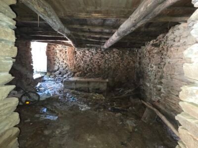 Vendo casa a reformar viene con una cabarca de piedra en ruinas y dos terrenos de unos 3000 metros tiene luz agua y un pozo de agua todo a reformar o esta habitable