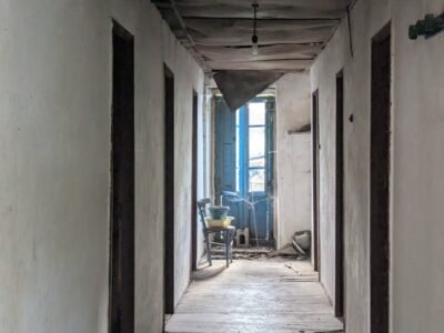 Vendo casa a reformar viene con una cabarca de piedra en ruinas y dos terrenos de unos 3000 metros tiene luz agua y un pozo de agua todo a reformar o esta habitable